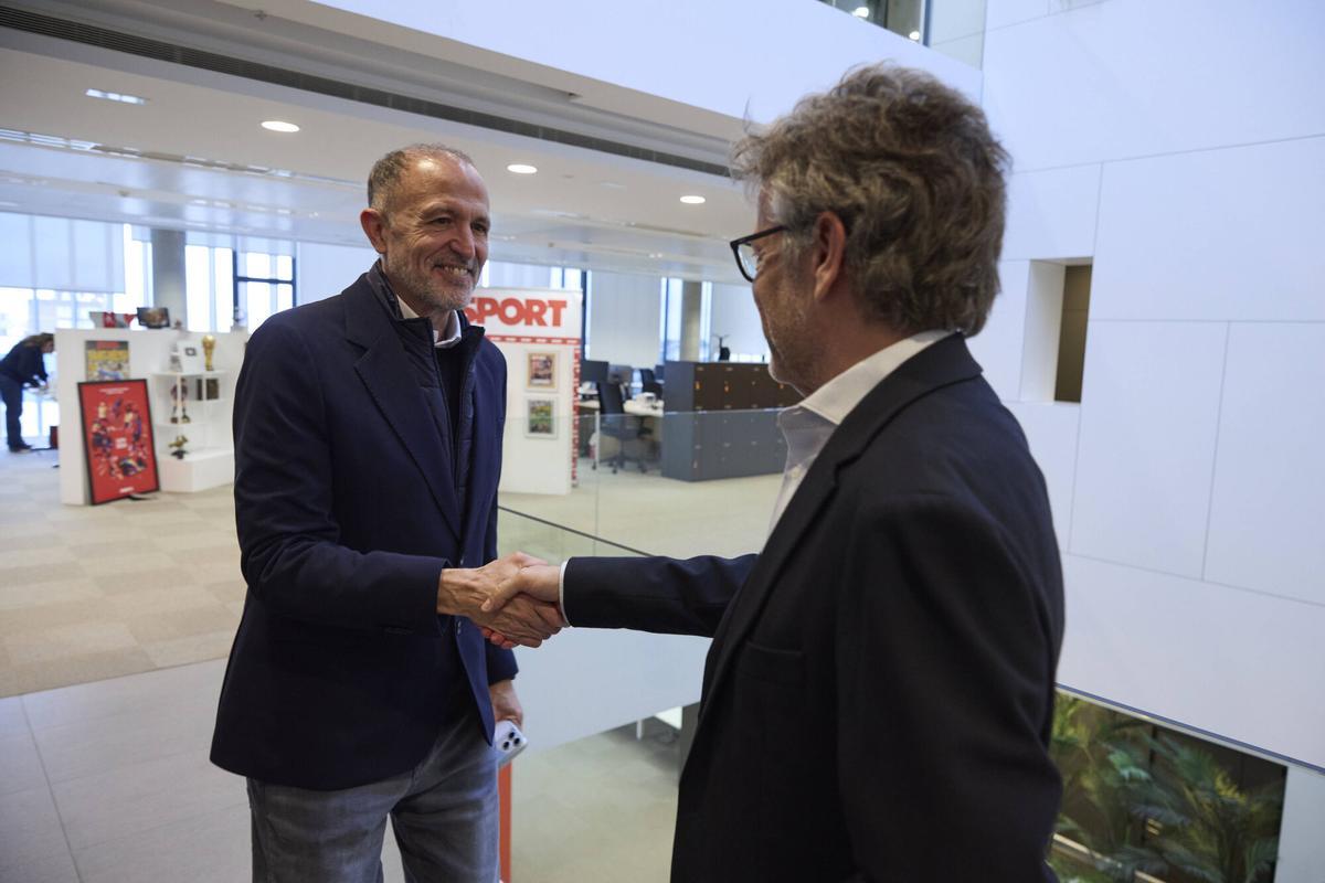 El director de SPORT, Joan Vehils, saludó a Chus Bueno a su llegada al diario