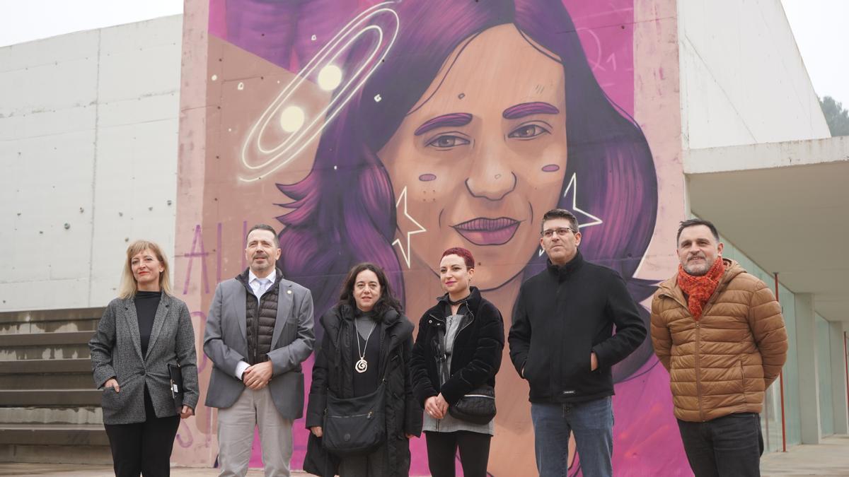 Inauguración del mural dedicado a Alicia Sintes en el IES Pou Clar.