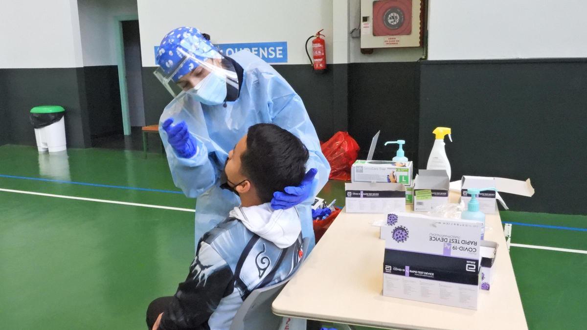 Una enfermera realiza una extracción a un joven en el punto de cribado del Espazo Xove, en Ourense.