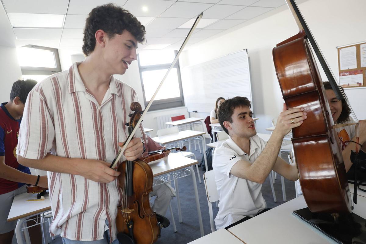 En imágenes: La última sesión del taller de luthería en el conservatorio de Avilés