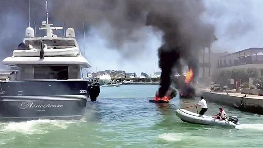 Cuatro heridos, uno en estado crítico y otro grave, en un incendio en un barco en el puerto de Ibiza