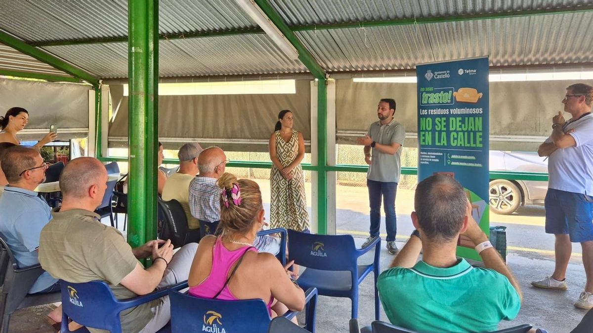 Un momento de la charla en la asociación de vecinos de la Marjaleria de Castelló, este martes.