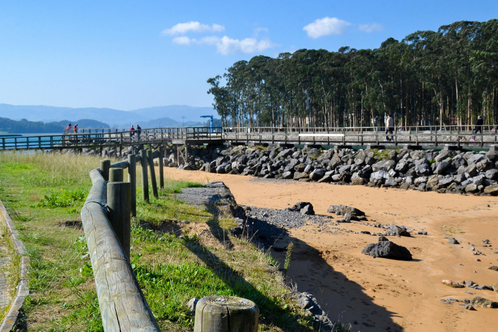 Pasarela sobre la ría y camino del mar, hacia la playa de Rodiles, uno de los rincones con encanto de esta zona.