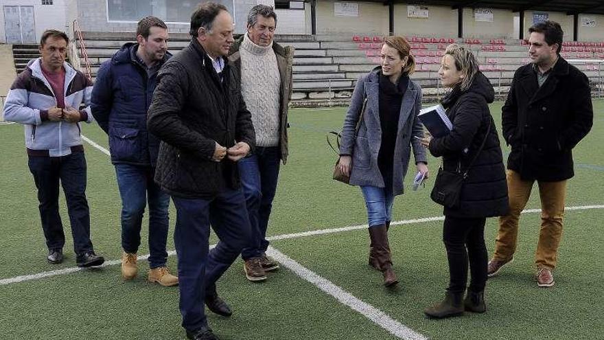 Representantes de la Diputación y de la empresa firmaron el acta de replanteo junto al alcalde y el edil de Deportes. // Bernabé/Javier Lalín