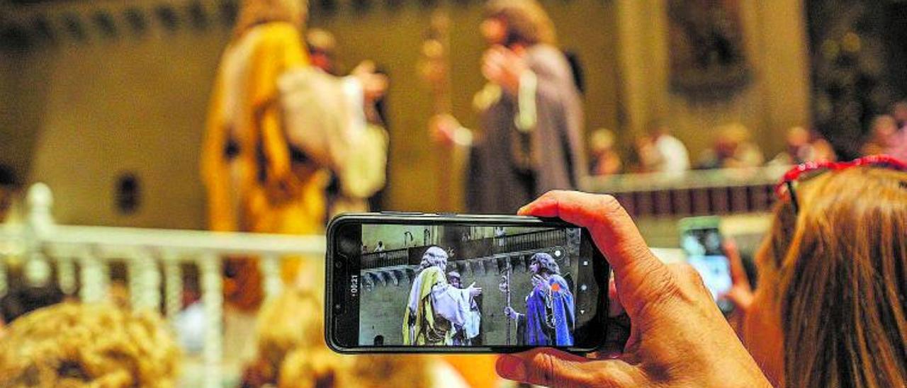 Una persona aficionada a La Festa graba, desde el público, un instante del Ternari, en una de las representaciones pasadas. | ANTONIO AMORÓS