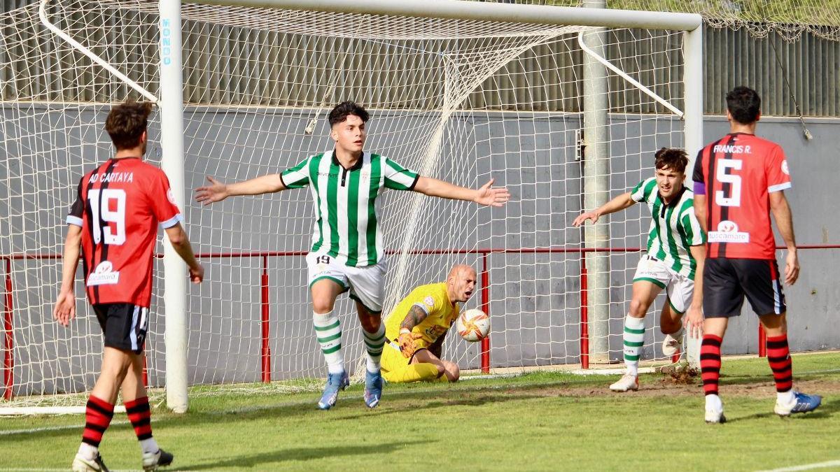 Joaquín celebra el gol del Córdoba B.