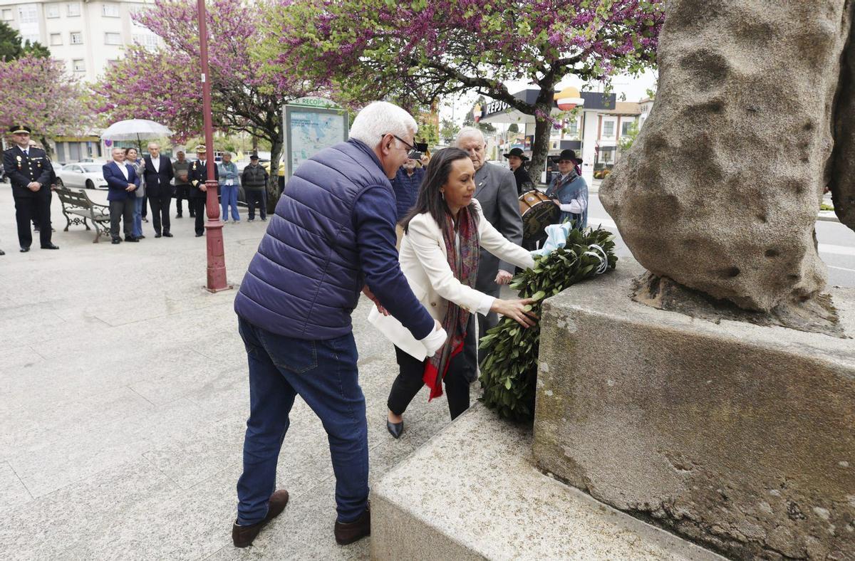 Ofrenda floral angte el monumento a los héroes.