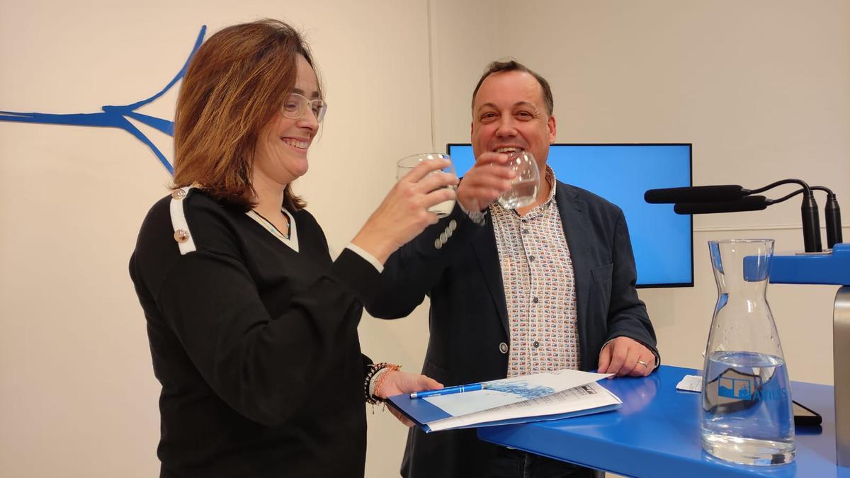 Carmen Álvarez y Pelayo García beben agua durante la comparecencia.