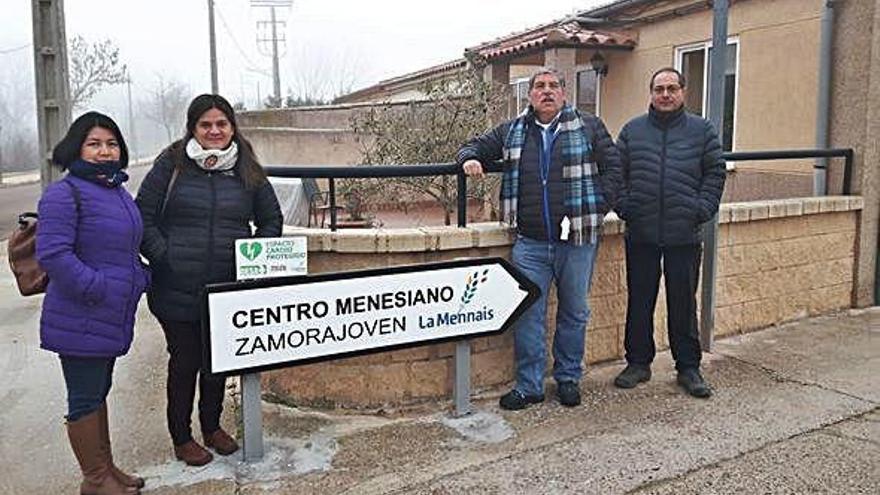 Los profesores, a las puertas del Centro Menesiano en el barrio de Pinilla.