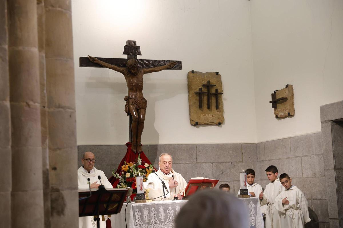 La procesión del Cristo de la Abadía de Cenero, en imágenes