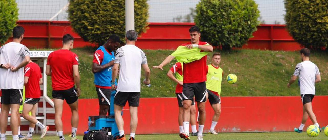 Pablo Pérez, en el centro, durante la sesión de ayer. | Ángel González