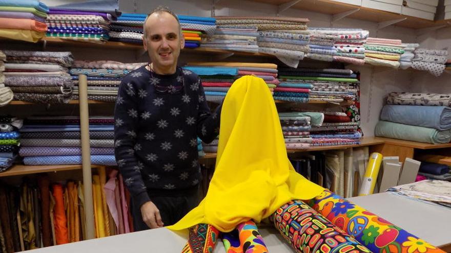 Miquel Argelich mostra les robes de Carnaval i la groga, una de les més sol·licitades.