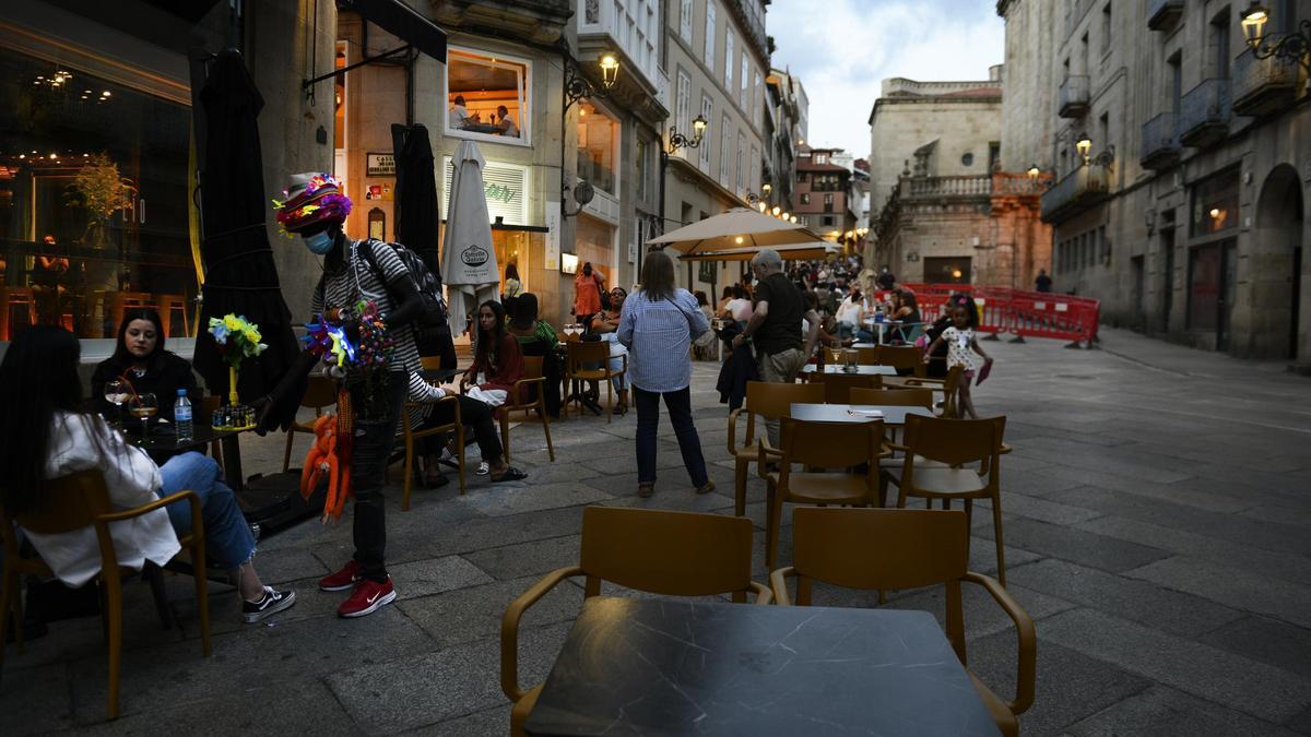 Bares y restaurantes en el casco histórico de Orense durante el primer día de restricciones en la hostelería de los municipios que se encuentren en niveles máximos y altos de restricciones por coronavirus, a 24 de julio de 2021, en Ourense, Galicia.