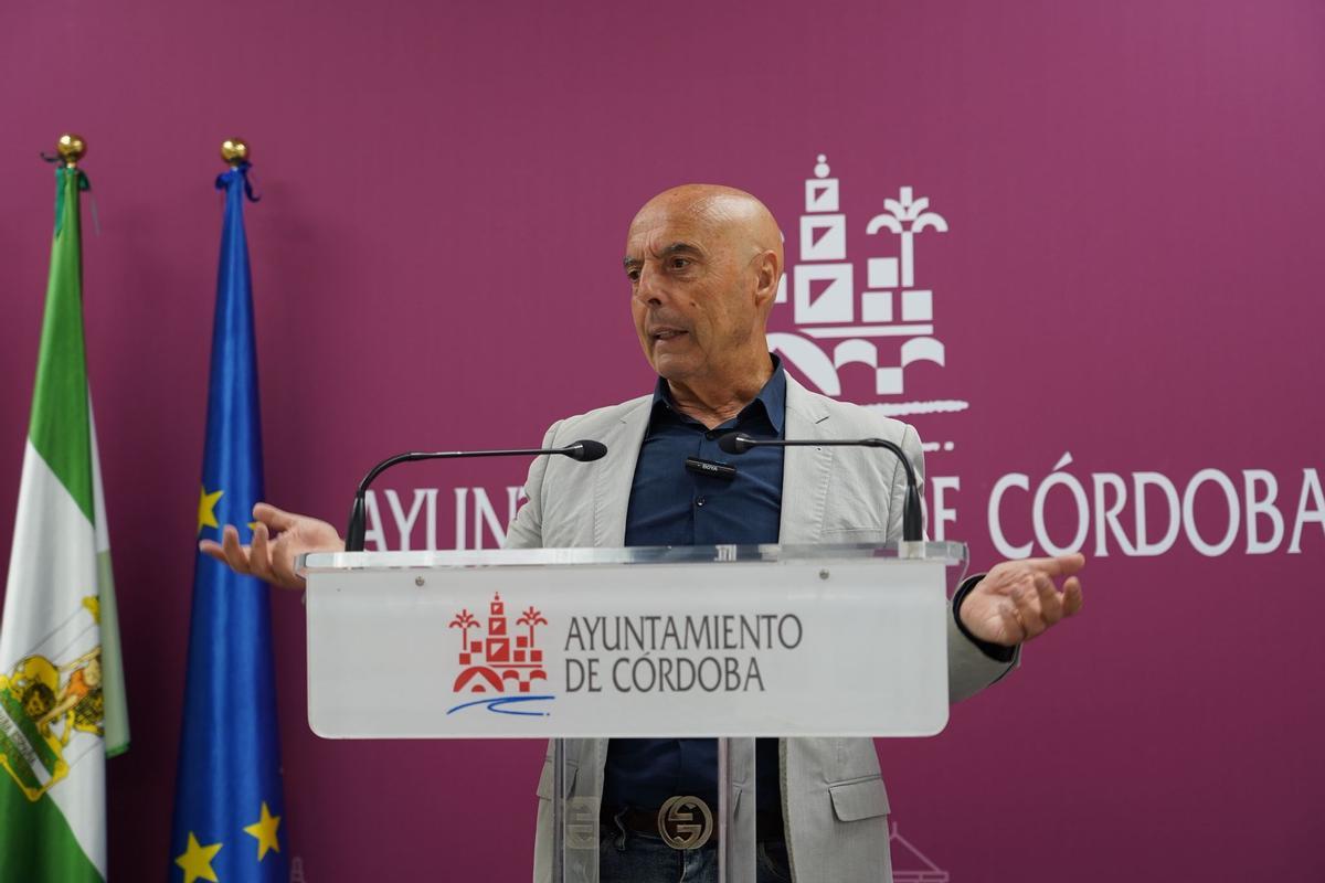 El portavoz del PSOE, Antonio Hurtado, en la sala de prensa.