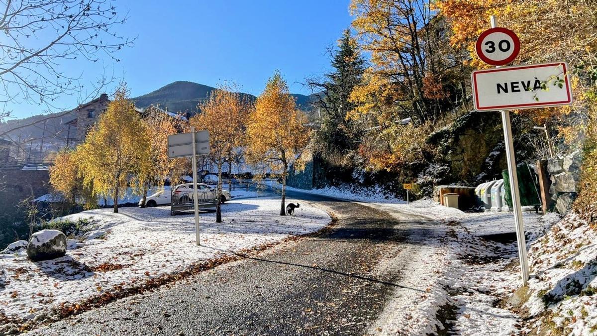 Nieve a la entrada de Nevà (Ripollès, Girona), este viernes.