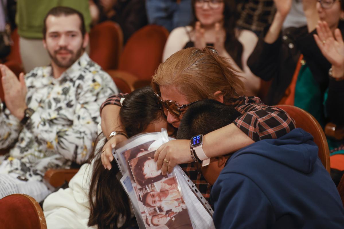 MADRID, 22/12/2022.- Una mujer del público celebra ser ganadora del premio Gordo durante el sorteo de Navidad celebrado en el Teatro Real en Madrid, este jueves. EFE/ Javier Lizón