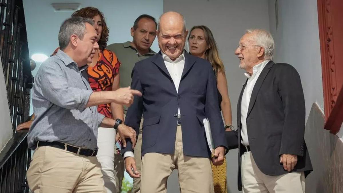 Manuel Chaves, en el centro, con Juan Espadas y Manuel Pezzi, días atrás en San Vicente.