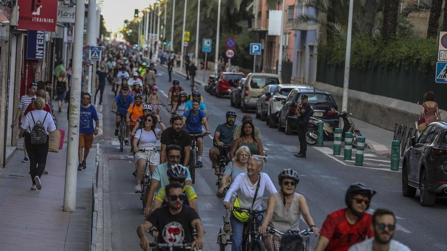 Activistas elevan su defensa de los carriles bici en Elche a una recogida de firmas a nivel nacional
