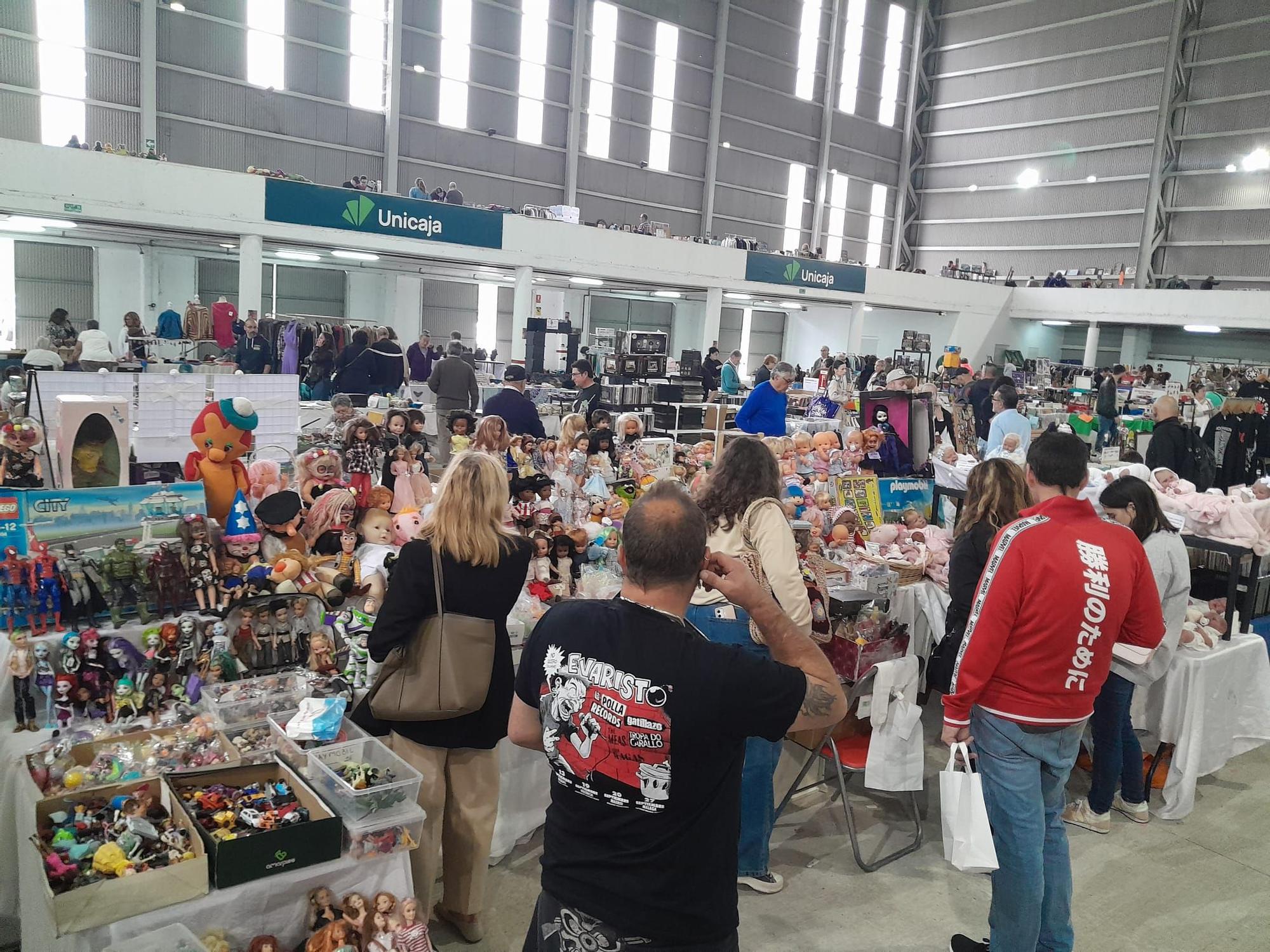 Compra, vende, cambia, así es la Feria del Coleccionismo de Mieres, en la que "hay de todo"