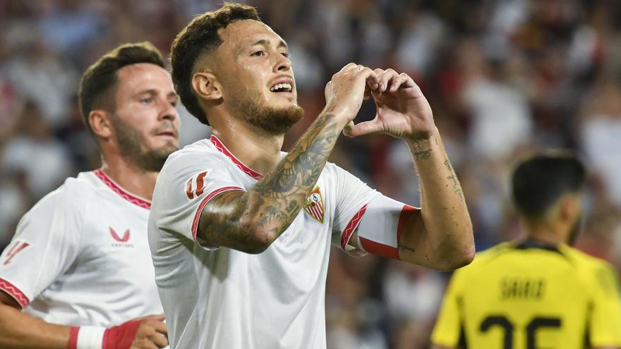 El delantero argentino del Sevilla FC Lucas Ocampos celebra el gol marcado de penalti al Al-Ittihad durante el partido del XIII trofeo Antonio Puerta