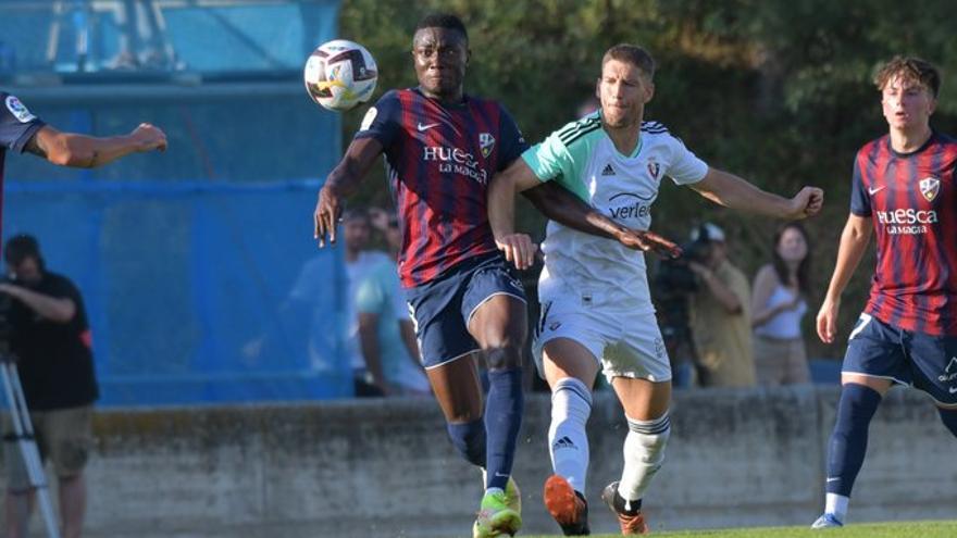 Soko y Darko pelean por el balón durante el partido.