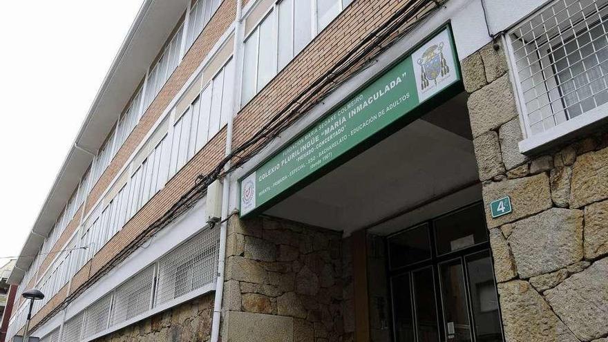 Puerta principal de acceso al colegio María Inmaculada. // Bernabé/Javier Lalín