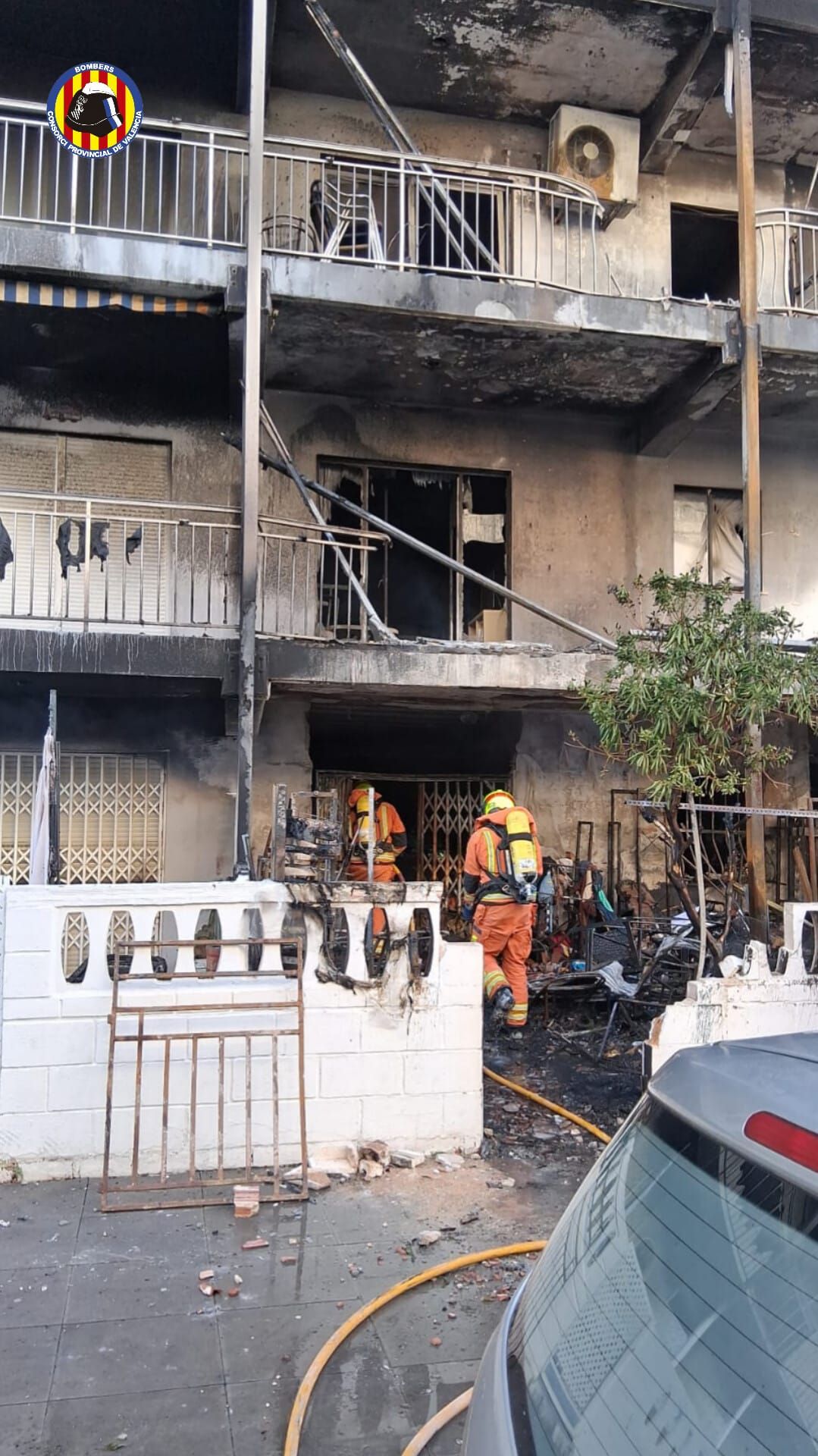 Así ha quedado el edificio incendiado en la playa de Gandia