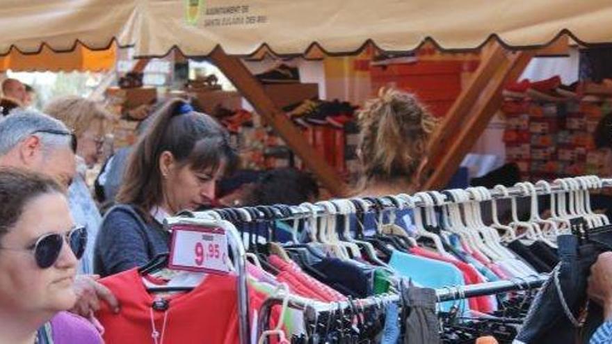 Productos de todo tipo en la Fira d&#039;Estocs de Santa Eulària