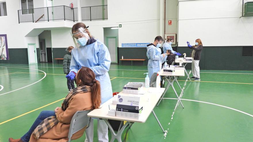 Los casos activos bajan en Ourense, pero suben los ingresos, que ya rozan el centenar