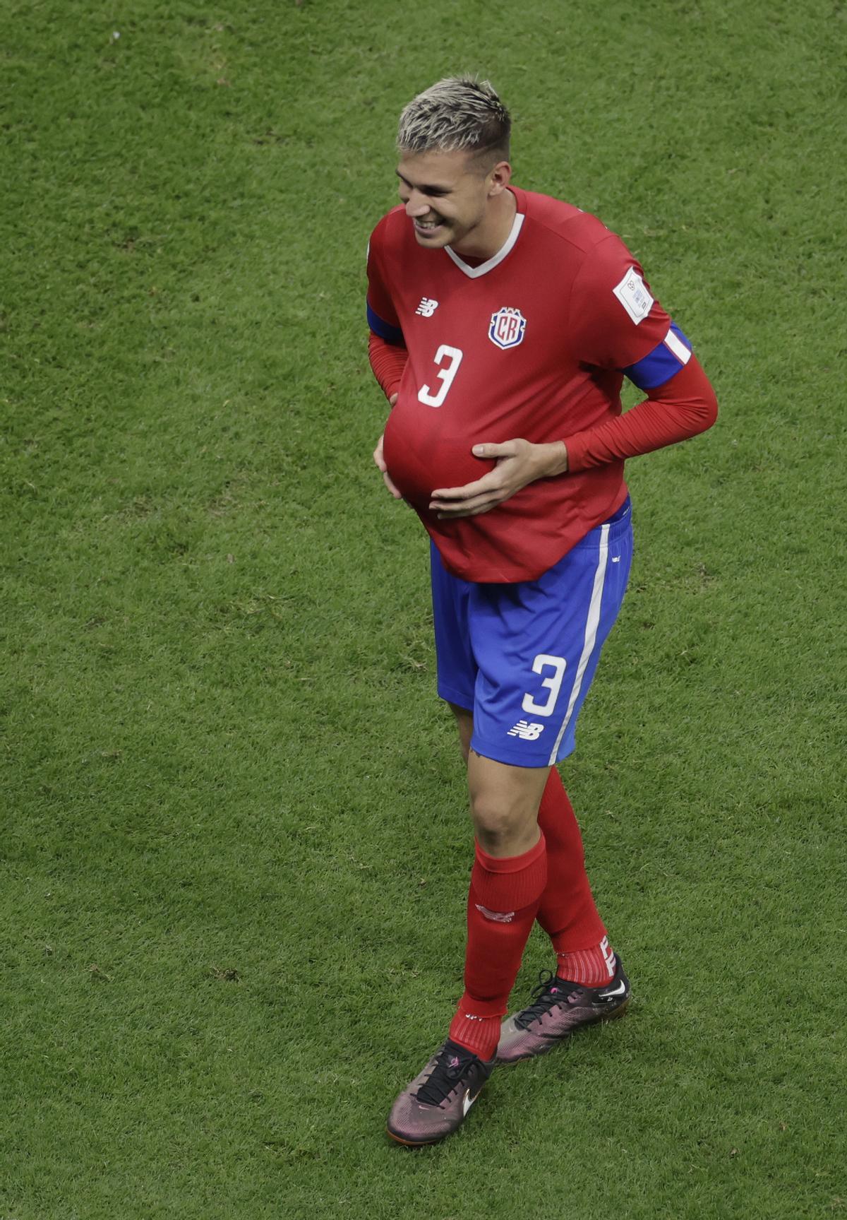 GR4014. JOR (CATAR), 01/12/2022.- Juan Pablo Vargas de Costa Rica celebra un gol hoy, en un partido de la fase de grupos del Mundial de Fútbol Qatar 2022 entre Costa Rica y Alemania en el estadio Al Bait en Jor (Catar). . EFE/Antonio Lacerda