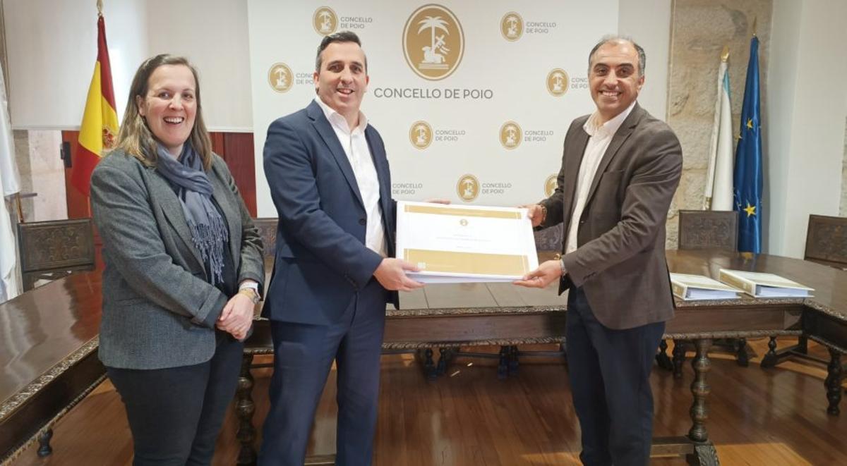El alcalde de Poio (d) recibe el documento del inventario de caminos. | FDV