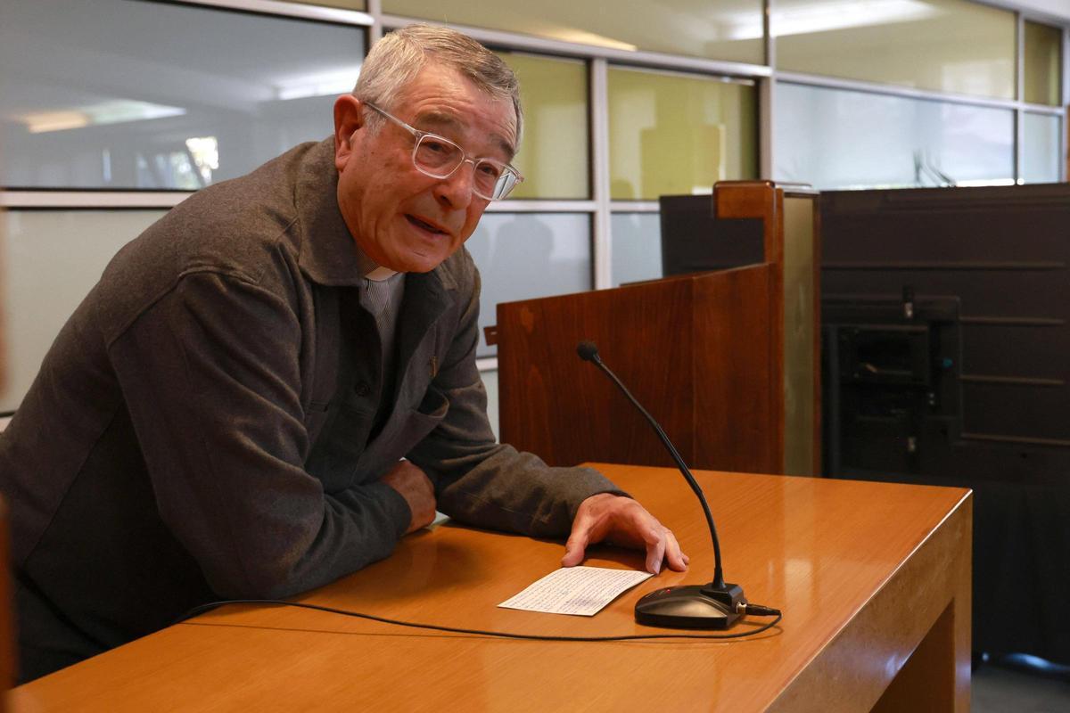 El párroco Alberto Cuevas ofreció unas palabras en el funeral por Fernando Franco