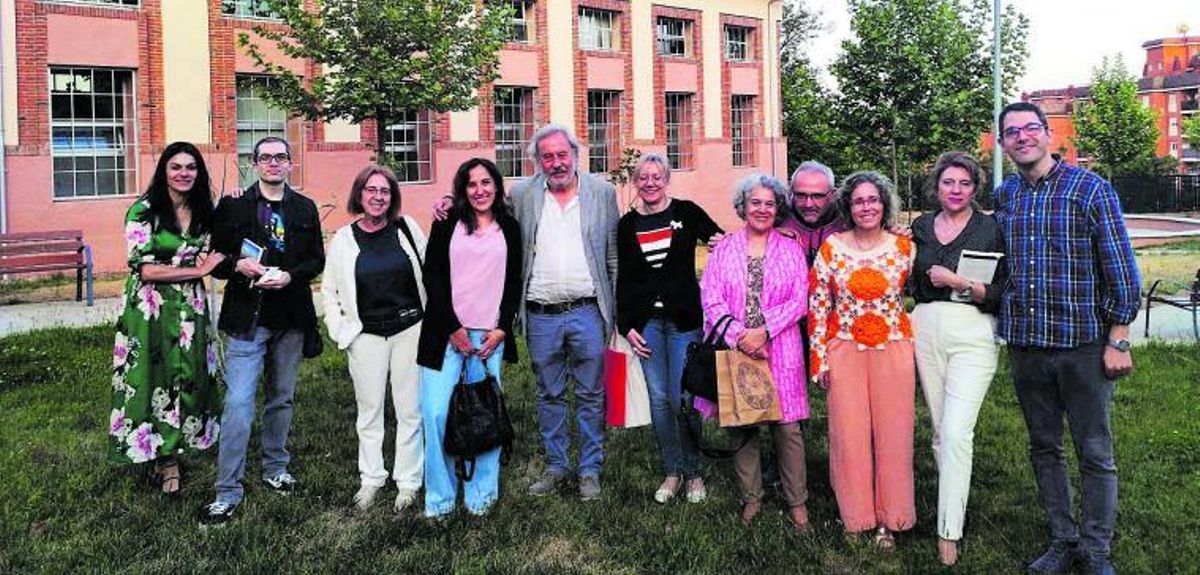 Parte del claustro del CEPA Viriato, junto con el escritor Julio Llamazares durante su visita a la capital zamorana. | CEPA Viriato