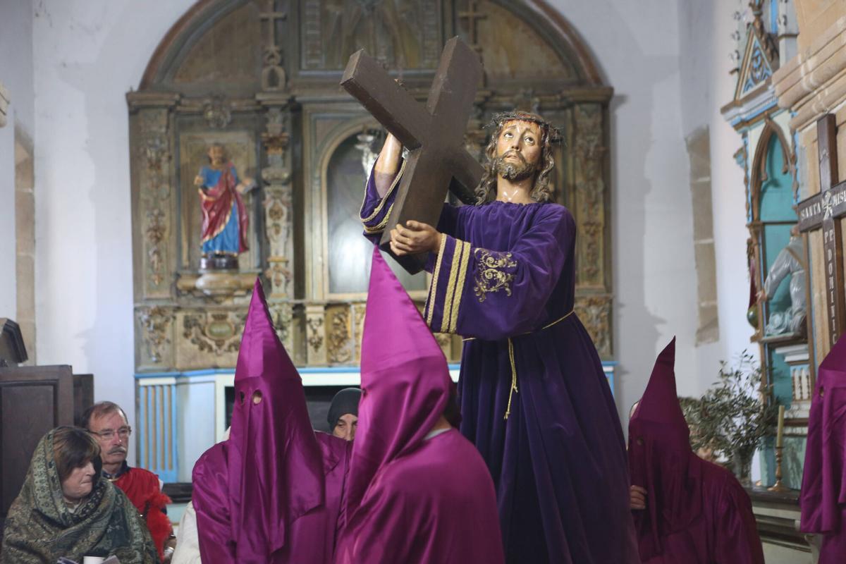 Procesión en la parroquia cruceña de Oirós Procesión en la parroquia cruceña de Oirós