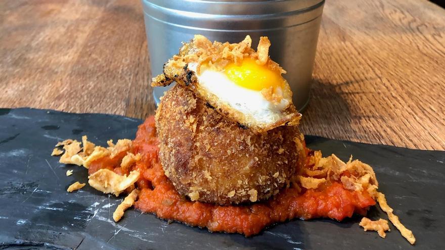 Croqueta de jamón ibérico sobre salsa vizcaína y huevo de codorniz.