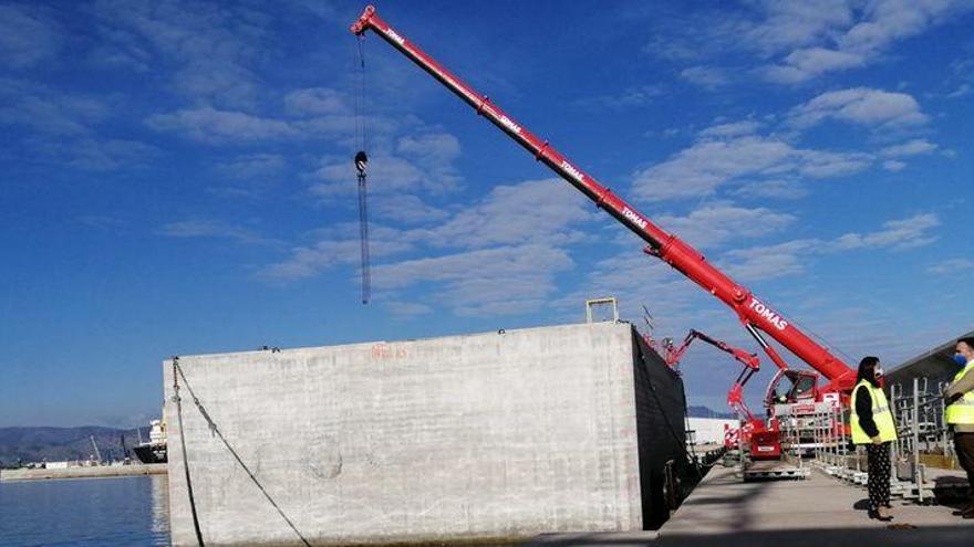 Las obras de PortCastelló reciben dos bloques de hormigón de 4.700 toneladas