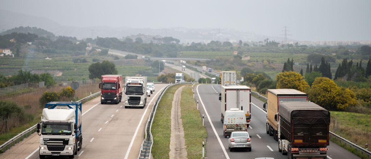 Paso de camiones en la AP-7 a su paso por Castellón. / ANDREU ESTEBAN
