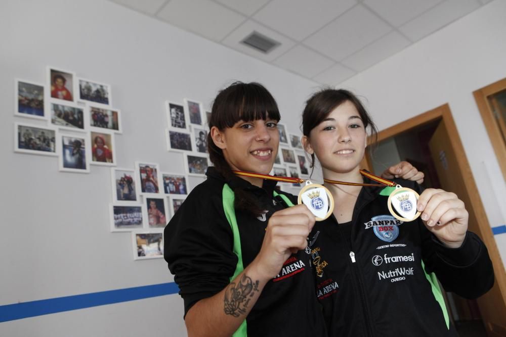 Las asturianas Aida Llada, de 14 años, y Andrea Mateos, de 19, campeonas de España de boxeo femenino