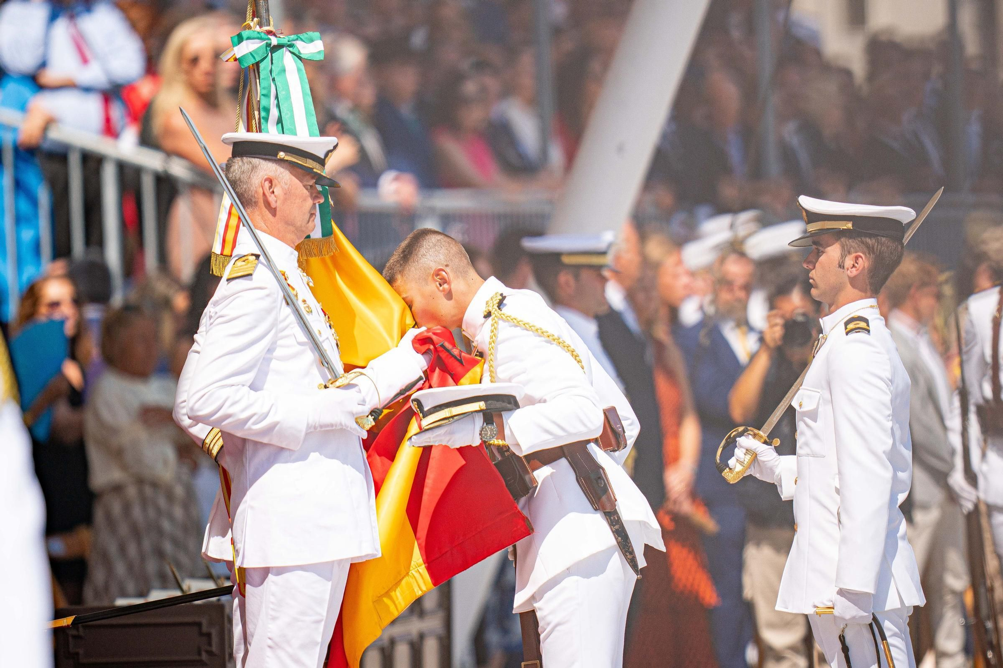 Leonor recibe de manos de Felipe VI la Gran Cruz del Mérito Naval en Marín