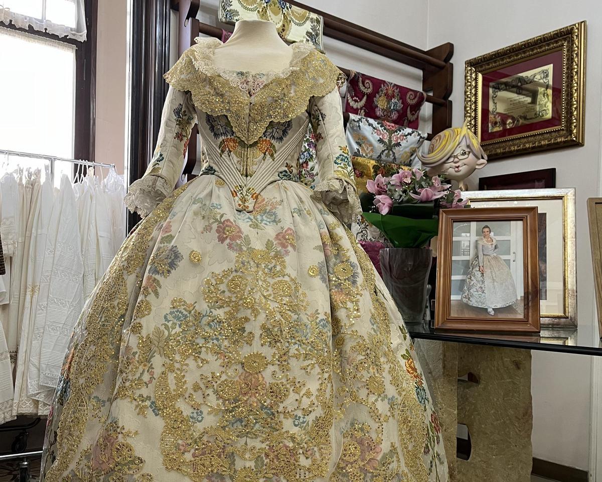 El vestido de fallera del siglo XVIII con jubón, está elaborado con una pieza de seda blanca original del telar de Rafael Catalá.