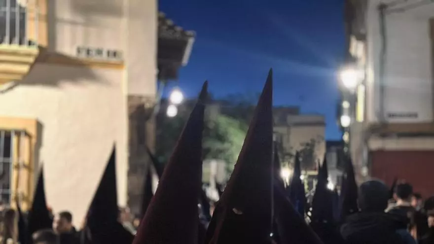 Vídeo | La cruz de guía de la Hermandad de la Macarena pasa por la Iglesia de San Juan de la Palma