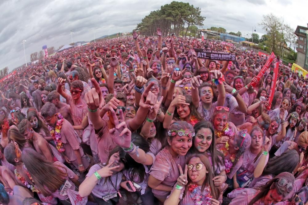 Miles de "corredores" participan en una nueva edición de la Holi Run en Vigo