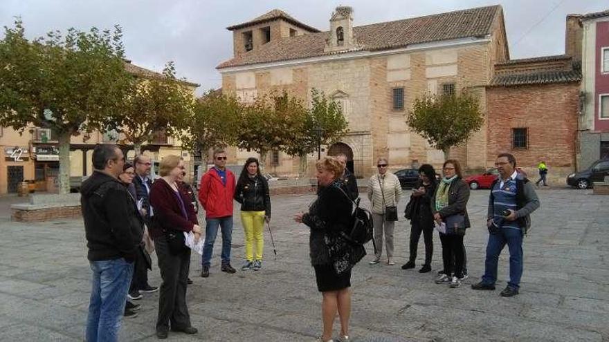 Participantes en la visita guiada a la ciudad celebrada ayer.