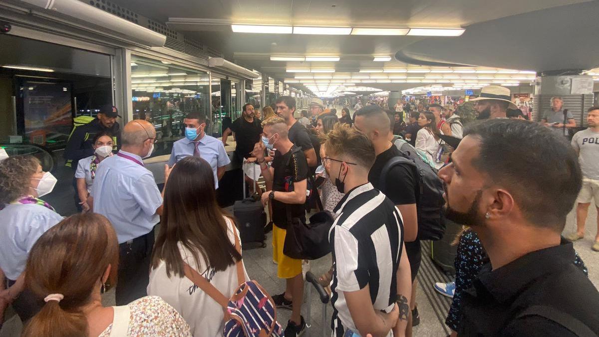 Passatgers esperant un tren de la línia d&#039;alta velocitat a l&#039;estació d&#039;Atocha mentre els notifiquen que la circulació ha estat suspesa