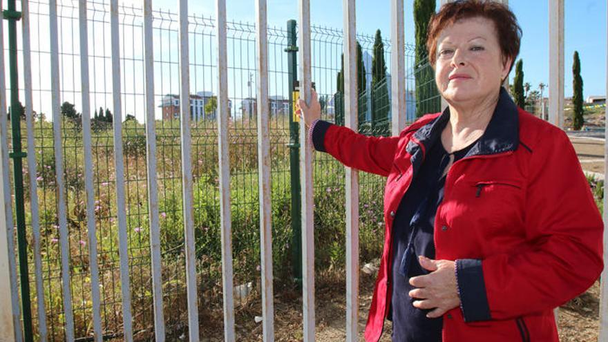 Ana Berrocal, delante del Cementerio de San Rafael, donde supuestamente fue enterrado su hijo.