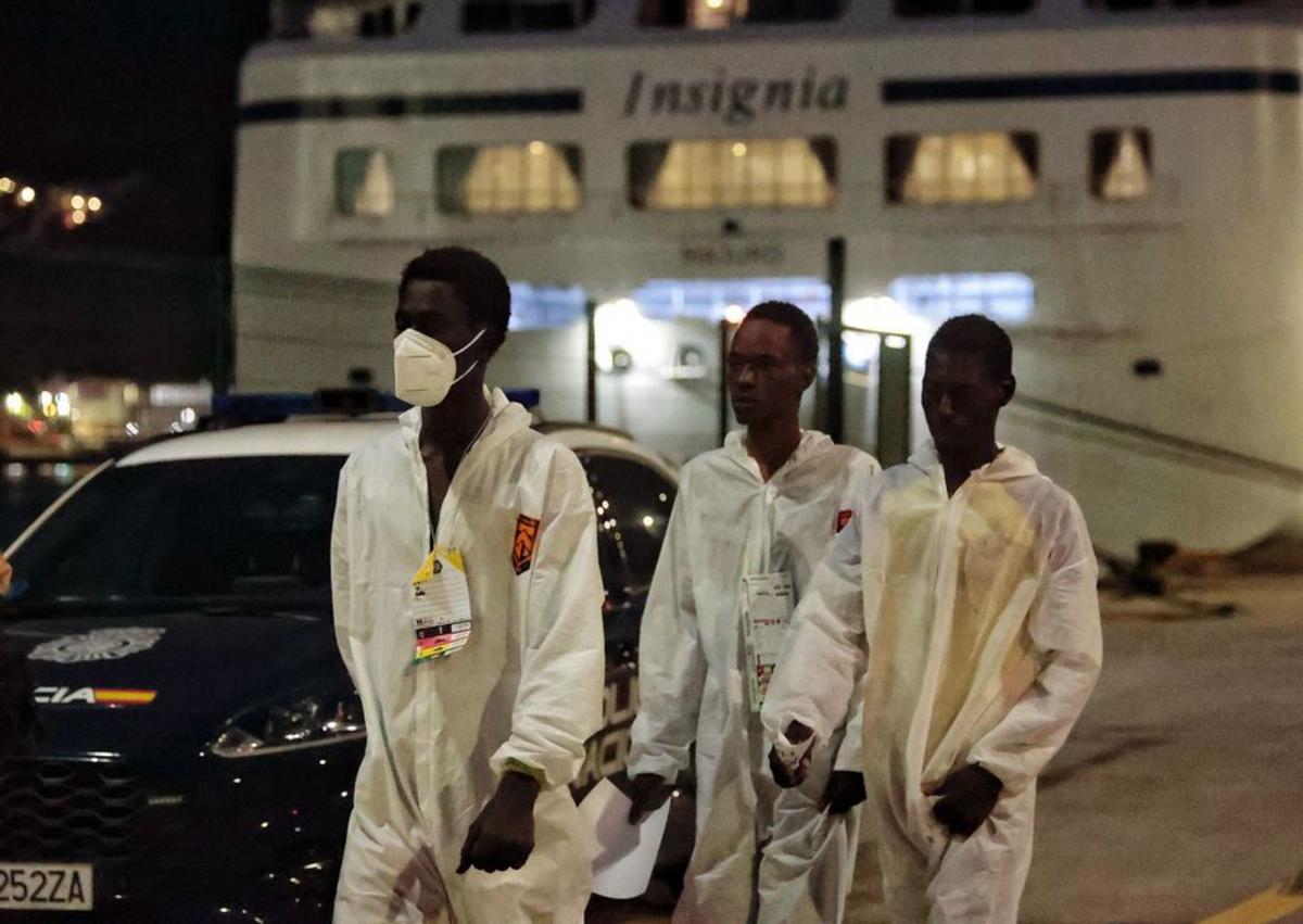 Varios supervivientes en las carpas de Cruz Roja a su llegada a Tenerife. | | MARÍA PISACA