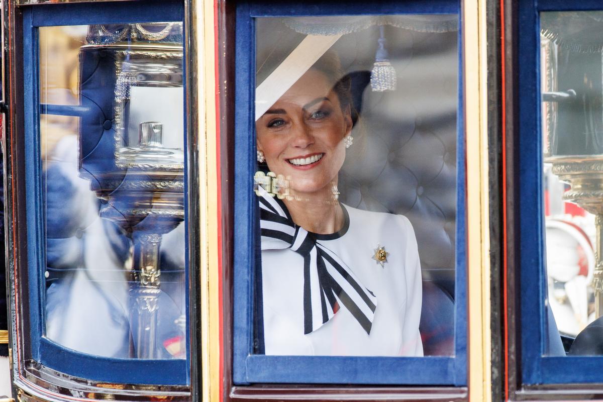 London (United Kingdom), 15/06/2024.- Britains Catherine Princess of Wales smiles as she travels from Buckingham Palace to Horse Guards Parade inside a carriage during the Trooping the Colour parade in London, Britain, 15 June 2024. The Princess of Wales made her first public appearance since she disclosed that she has been diagnosed with cancer in March 2024. The kings birthday parade, traditionally known as Trooping the Colour, is a ceremonial military parade to celebrate the official birthday of the British sovereign. (Princesa de Gales, Reino Unido, Londres) EFE/EPA/TOLGA AKMEN