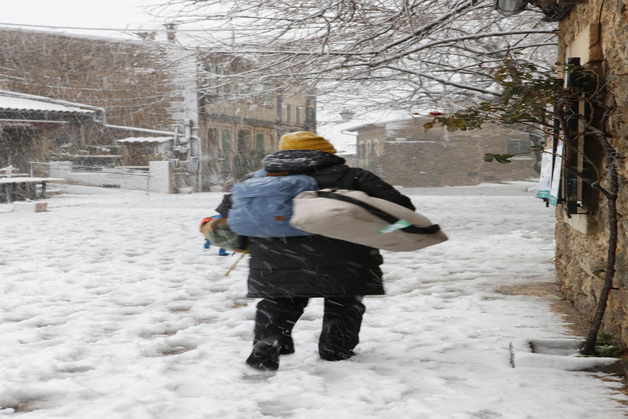 Malerisches Mallorca: Valldemossa im Schnee