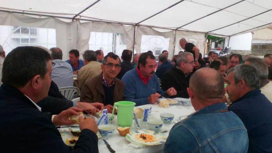 Asistentes a la comida celebrada en Pelúgano.