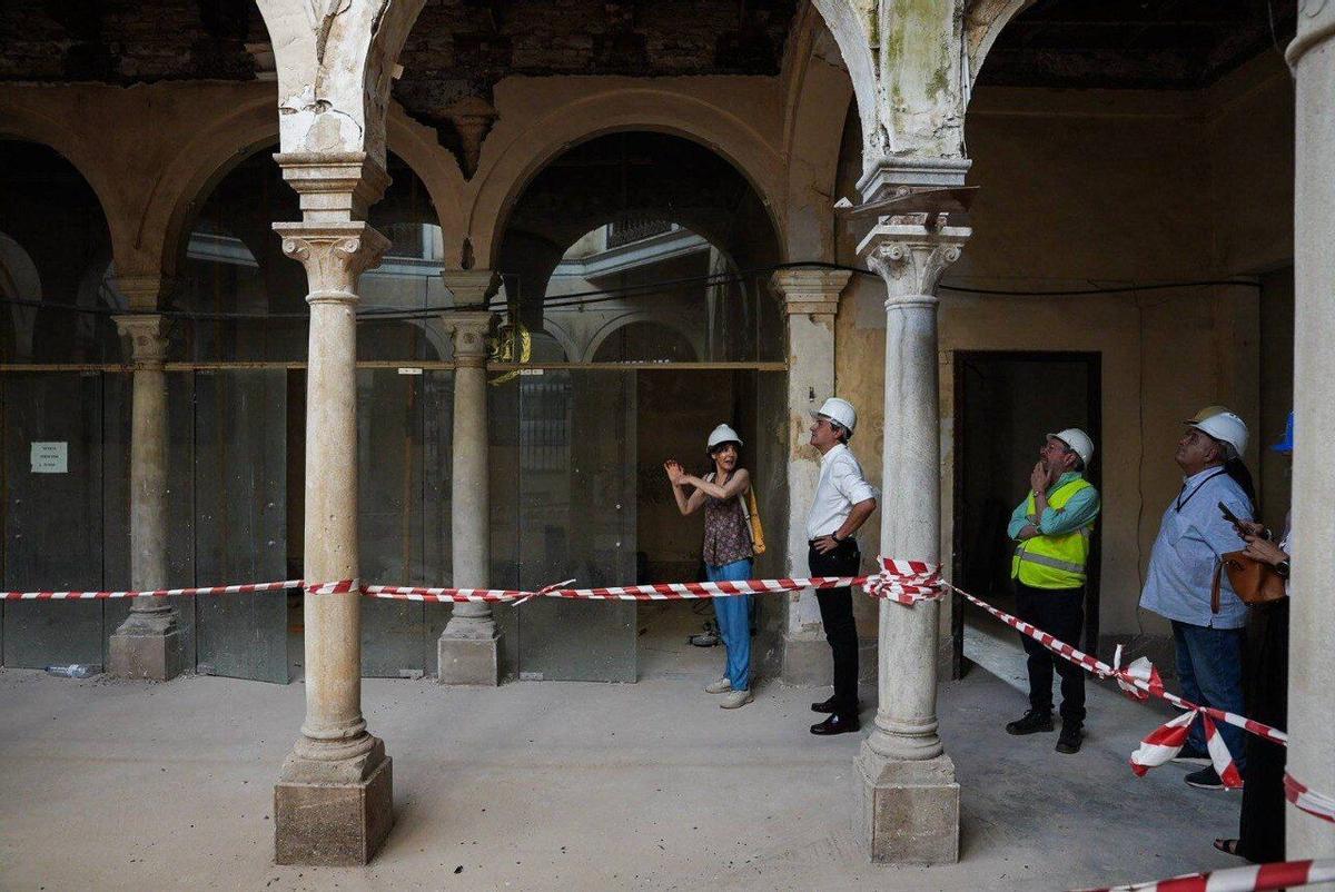Obras de rehabilitación del edificio de la antigua Real Academia de Córdoba en la calle Ambrosio de Morales
